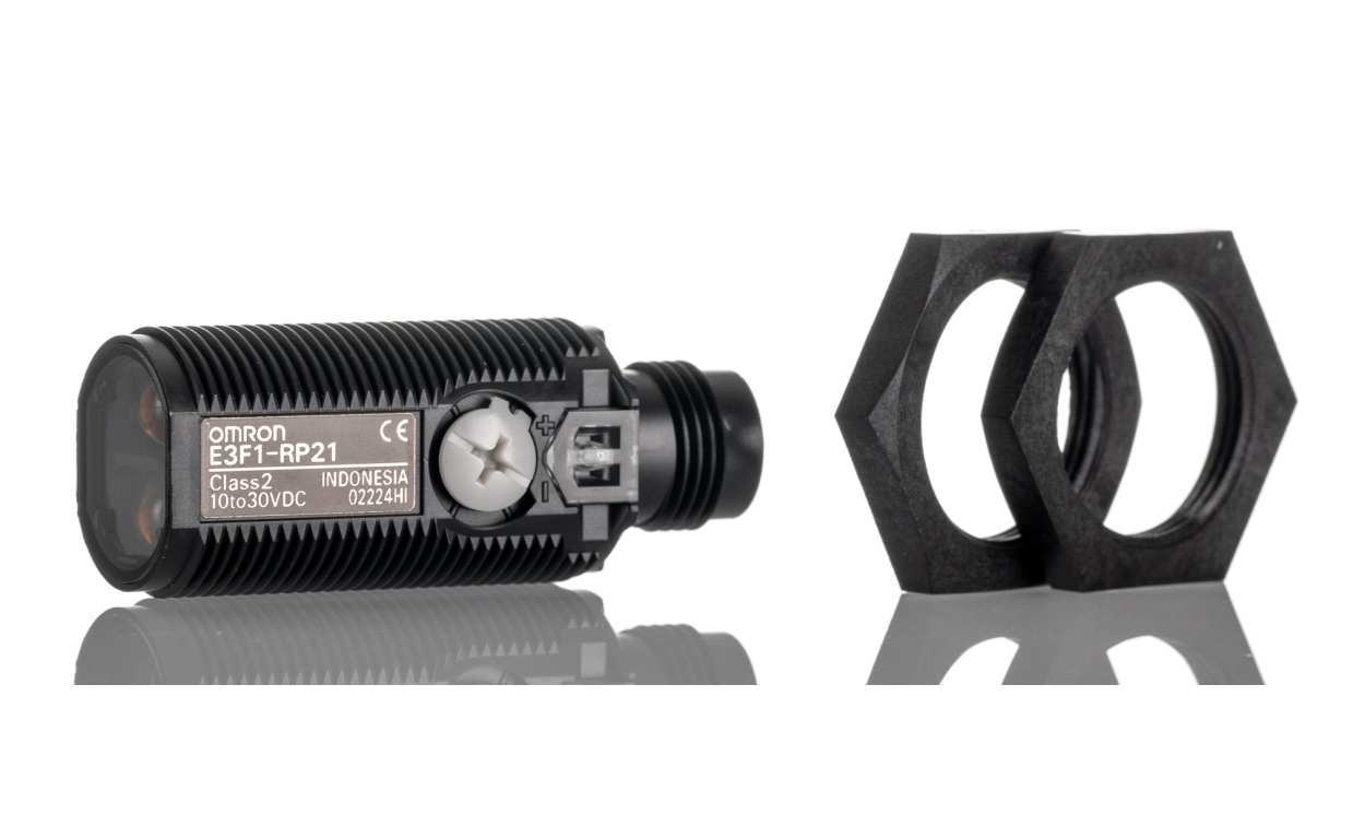 Omron E3F1-RP21, Retroreflective Photoelectric Sensor, Barrel Sensor, 3 m Detection Range