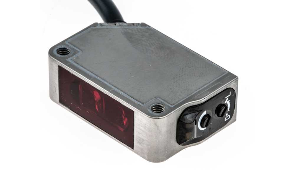 Omron E3ZM-D82 2M, Diffuse Photoelectric Sensor, Block Sensor, 1 m Detection Range