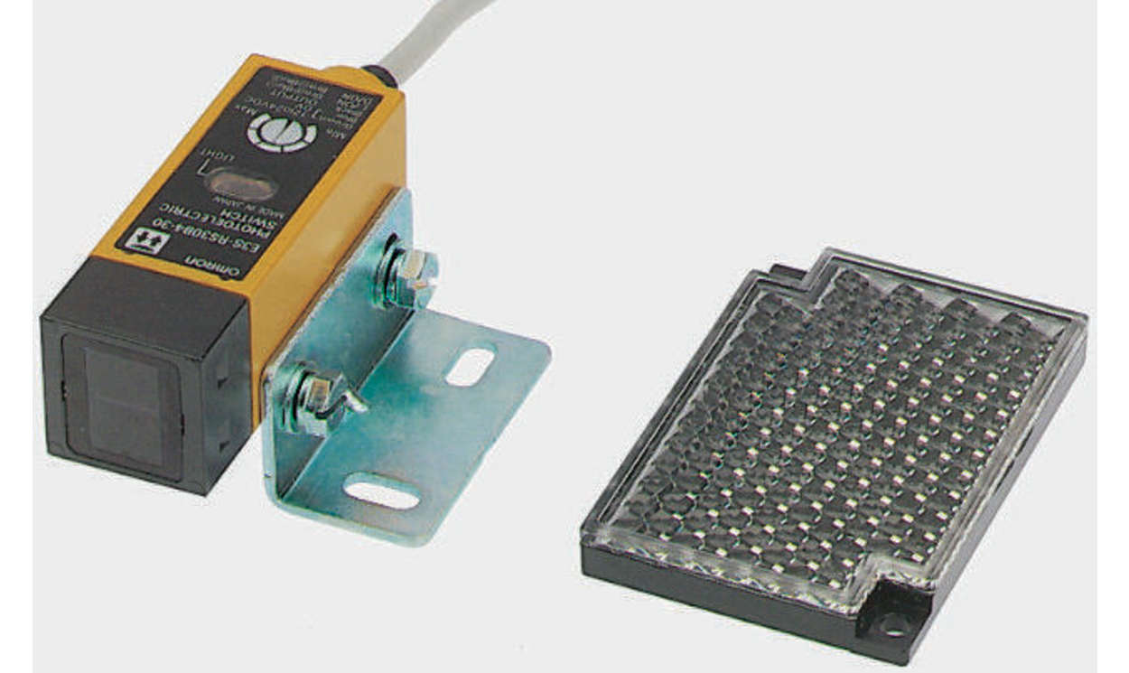 Omron E3S-RS30E4-30, Retroreflective Photoelectric Sensor, Block Sensor, 300 mm Detection Range