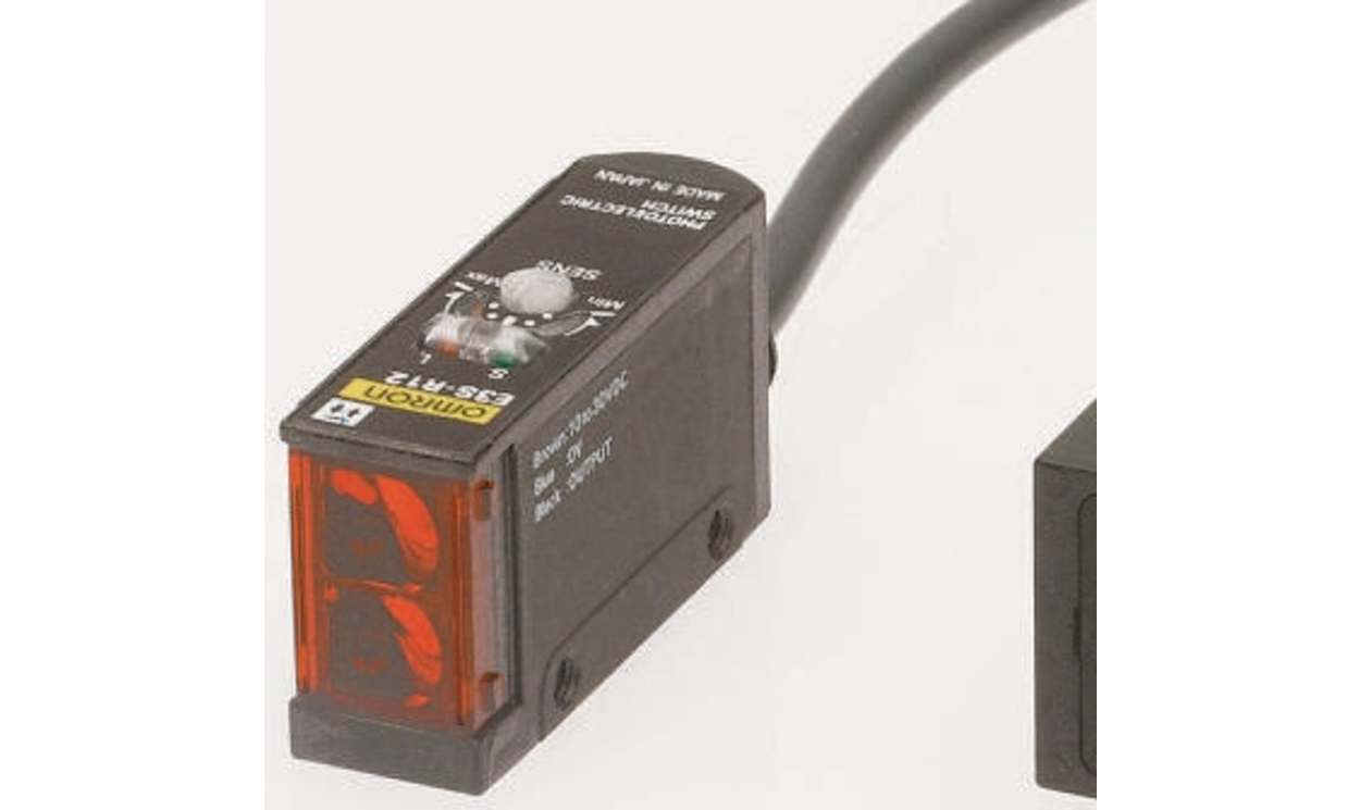 Omron E3S-R32, Retroreflective Photoelectric Sensor, Block Sensor, 100 mm → 300 mm Detection Range - generaltechuae