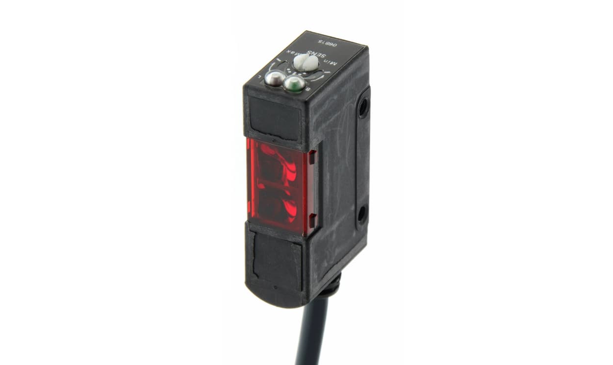 Omron E3S-AD83, Diffuse Photoelectric Sensor, Square Sensor, 100 mm Detection Range