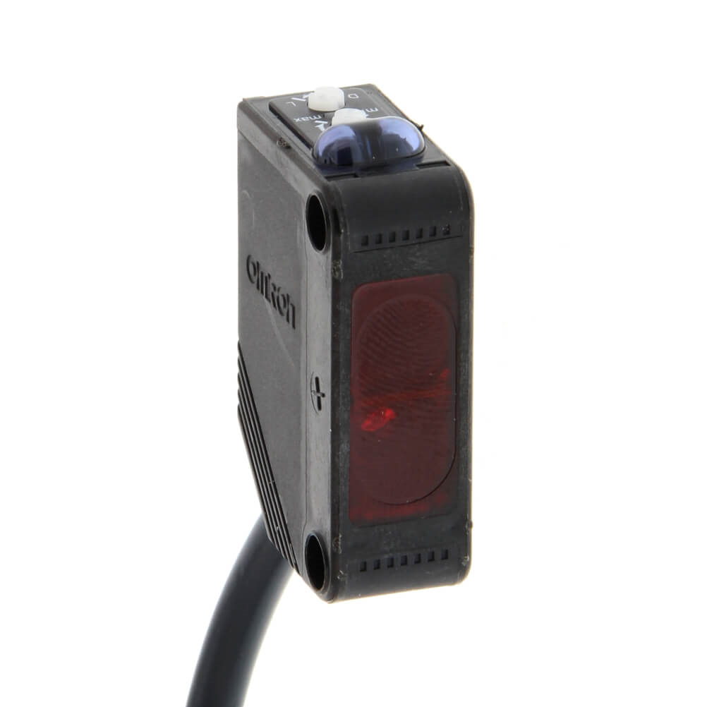 Omron E3Z-D61 2M, Diffuse Photoelectric Sensor, Rectangular Sensor, 100 mm Detection Range